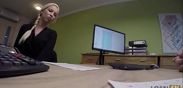 LOAN4K. Smart Teen Chick kommt mit rasierter Muschi zum Leihbüro